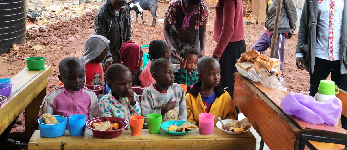 Børnene får mad ved  nye madprogrammer under Corona-krisen