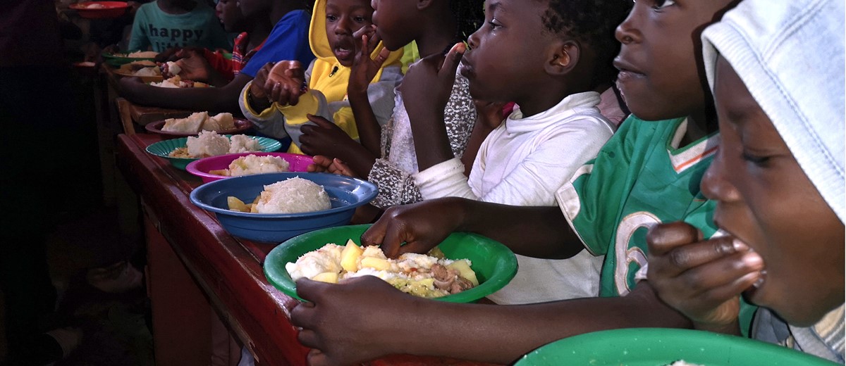Børnene spiser sund og god mad - klar til at modtage undervisning og lære at læse